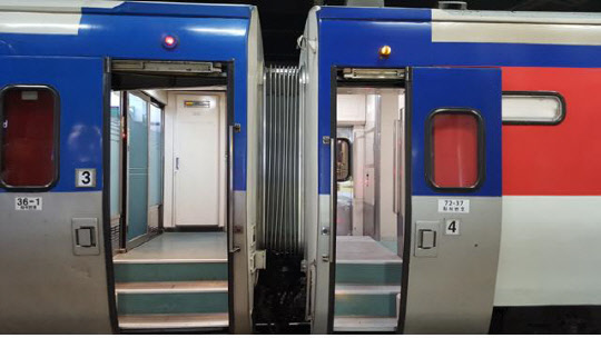 무궁화호 객차 사이의 통로를 연결하기 위해 새로 도입된 '밀폐형 연결막'으로 모두 967량의 열차를 대상으로 교체 작업이 이뤄진다.  코레일 제공